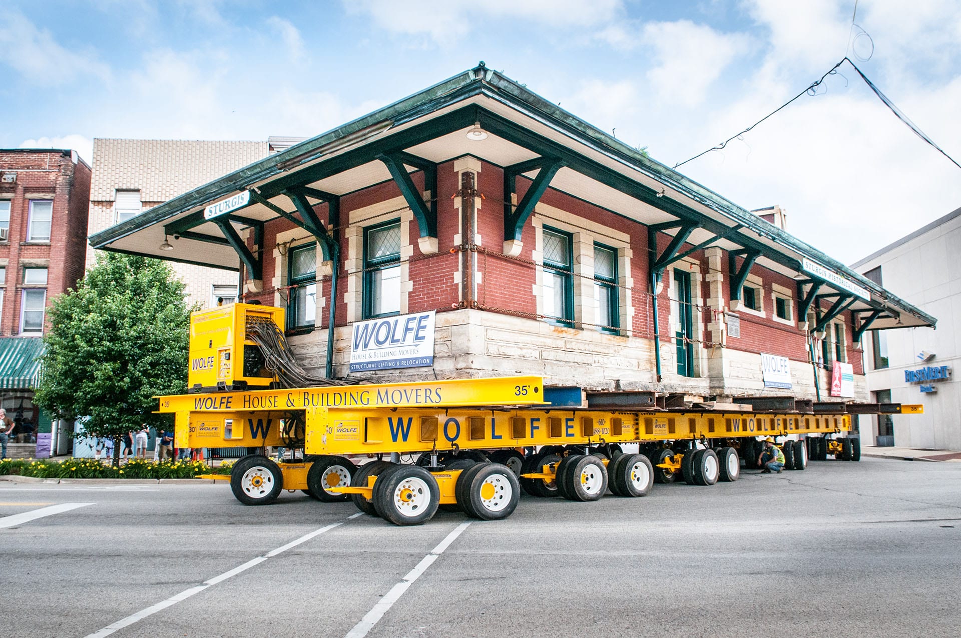 Housing moves. Trailer House Movers. Building Movers. Fast-moving buildings. House moving by Trailer.