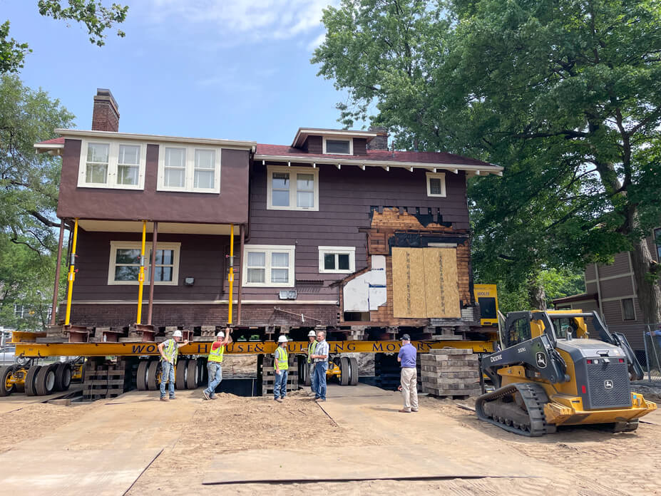 Wolfe crew chats with Indiana Landmark director after house is in final position