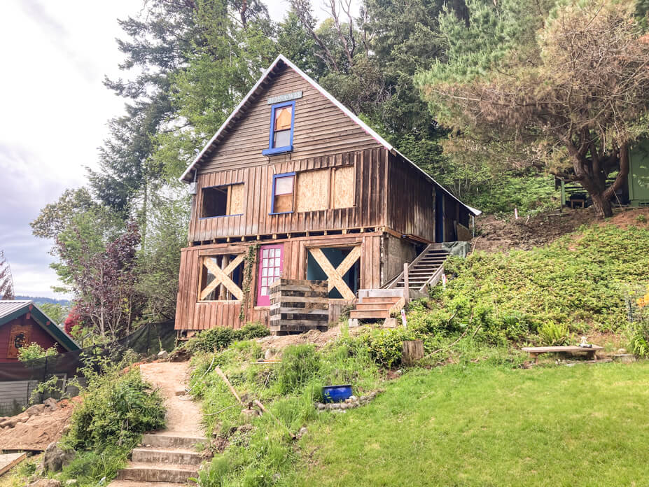 Frame cottage prepped for lift of upper story